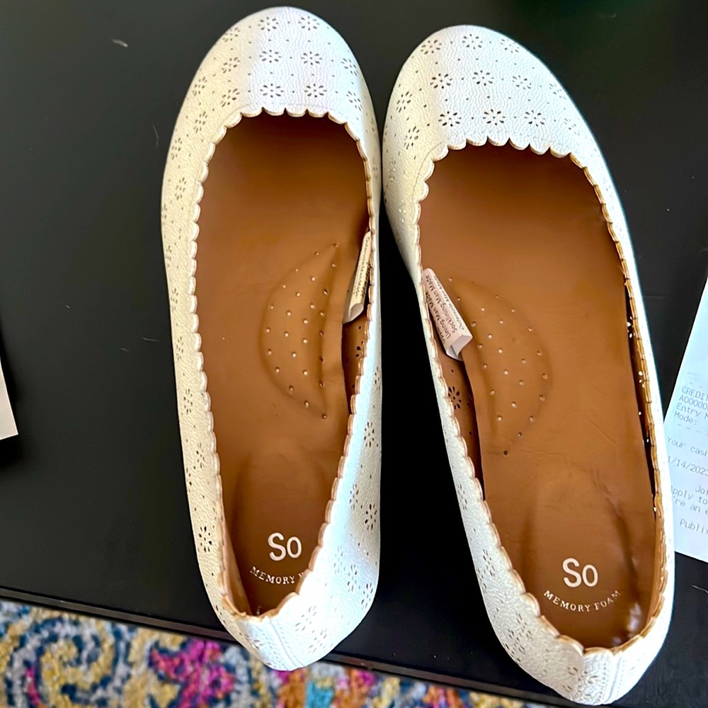 SO memory foam girls flats in metallic/ glittery light silver.